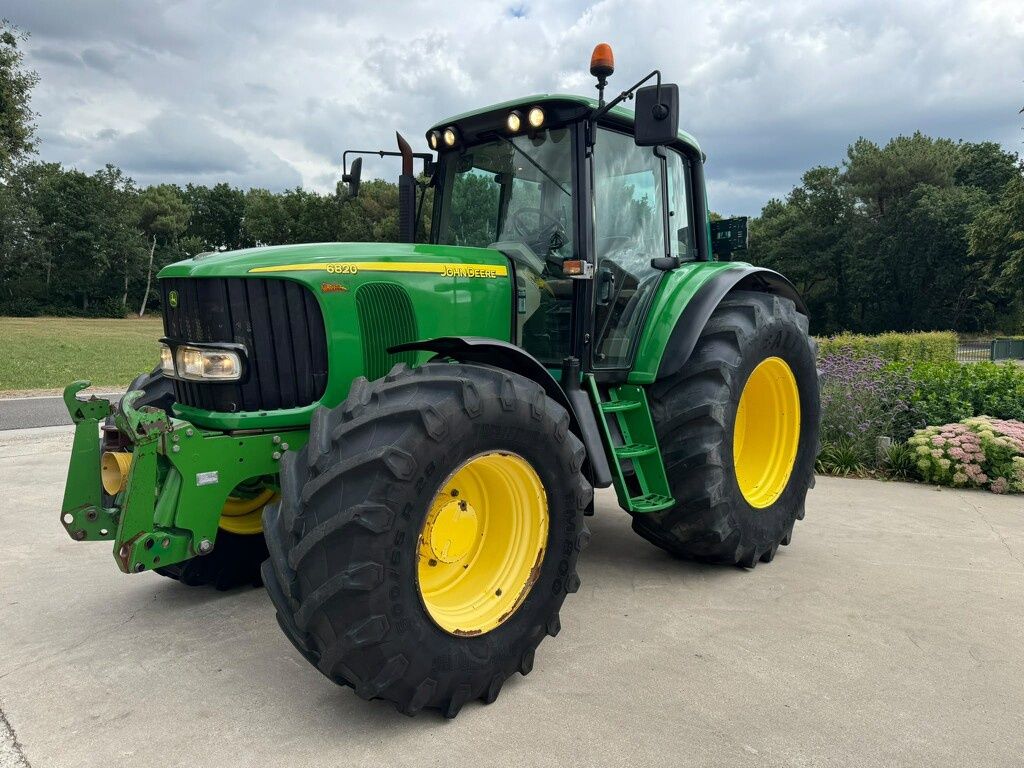 John Deere 6820