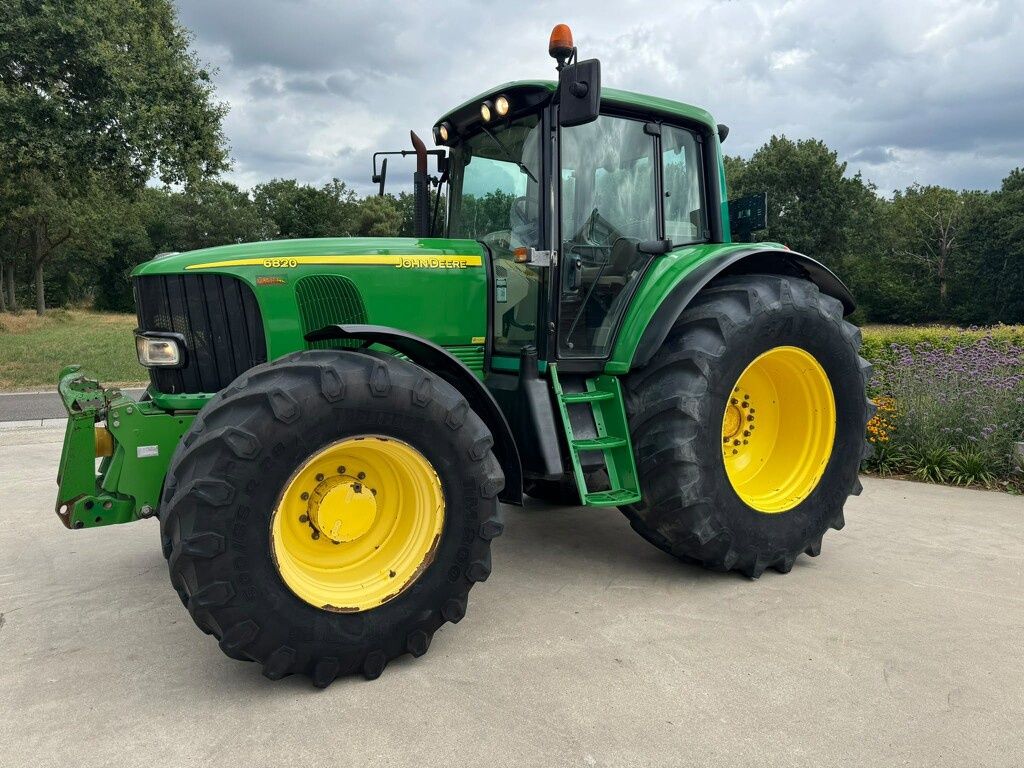 John Deere 6820