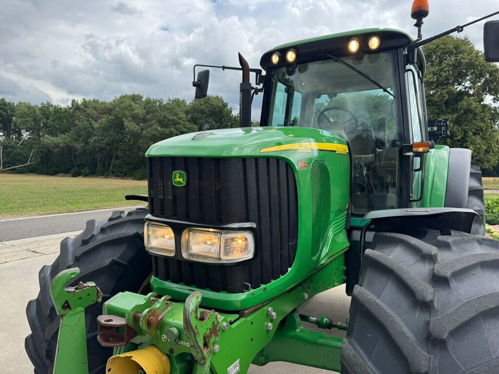John Deere 6820