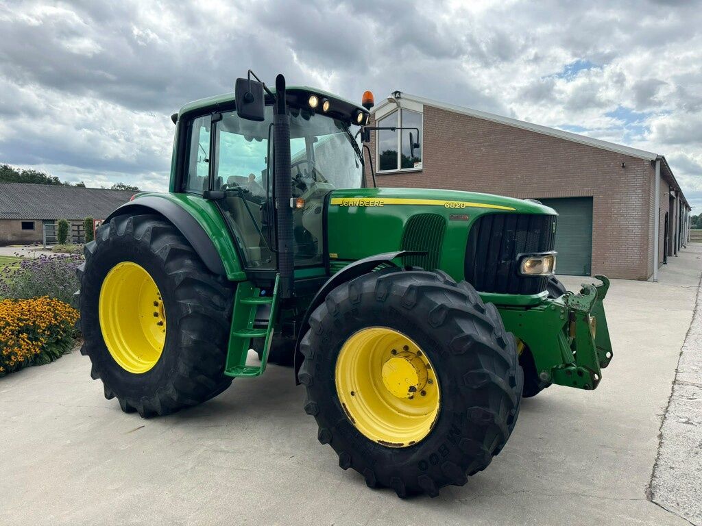 John Deere 6820