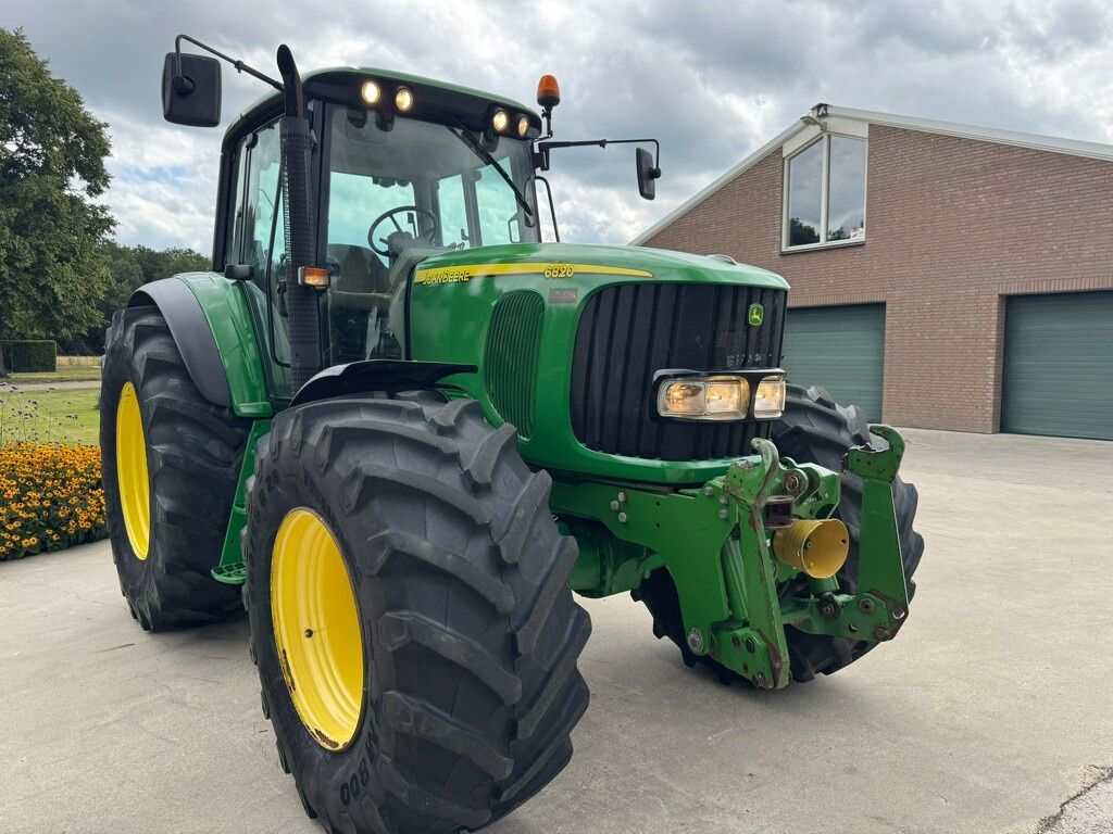 John Deere 6820