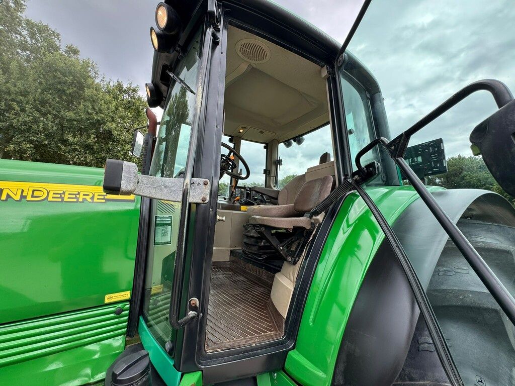 John Deere 6820