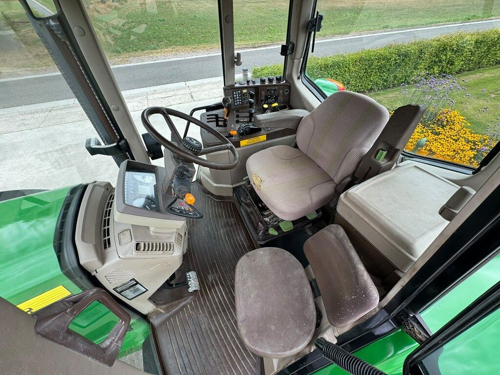 John Deere 6820