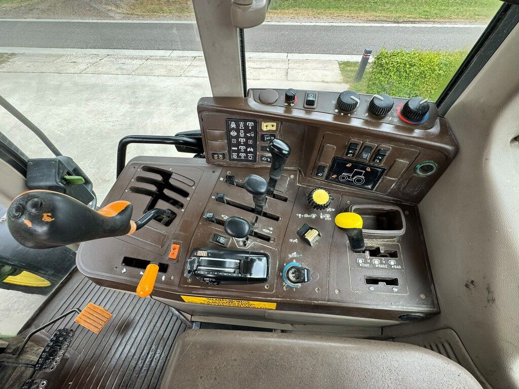 John Deere 6820