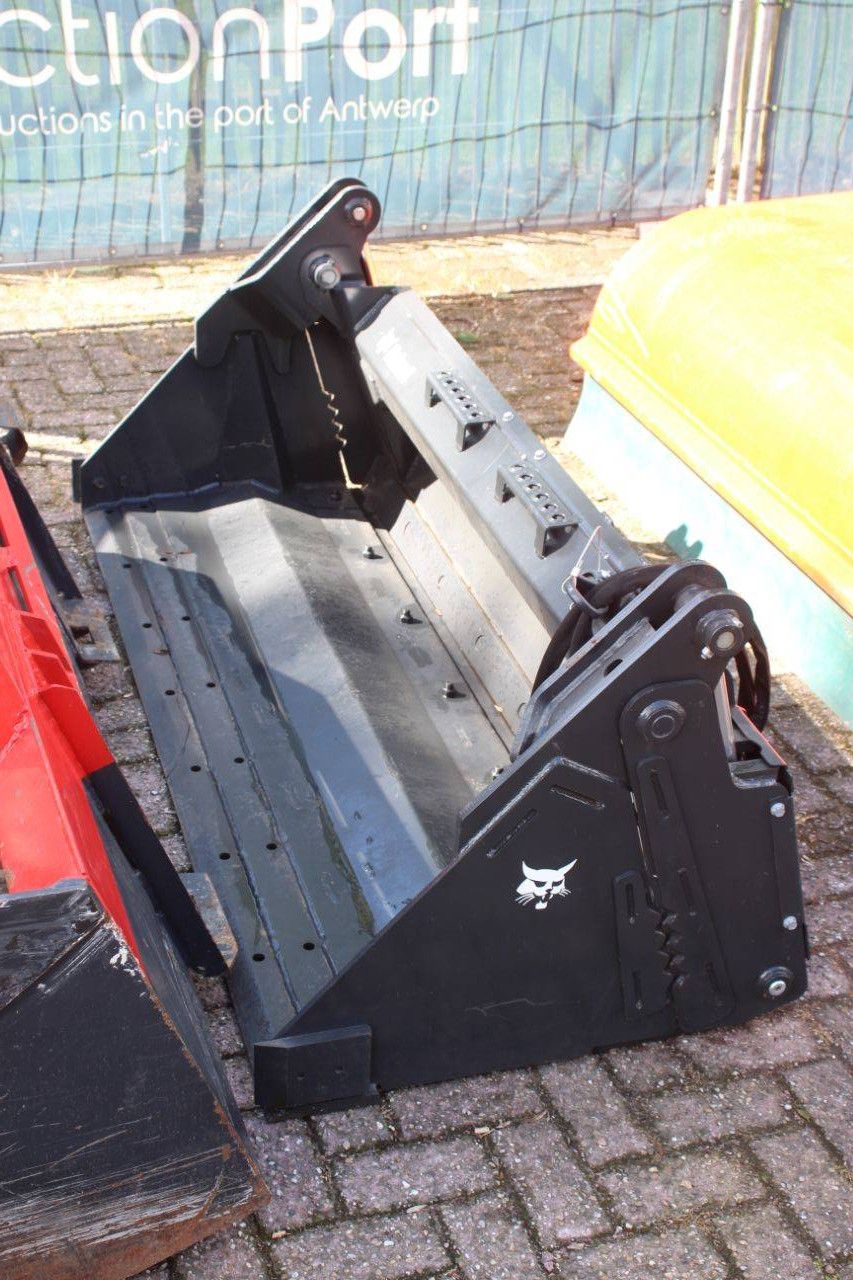 Bobcat T590 Diesel-Kompaktlader 50,8 kW, Baujahr 2020, mit verschiedenen Anbaugeräten