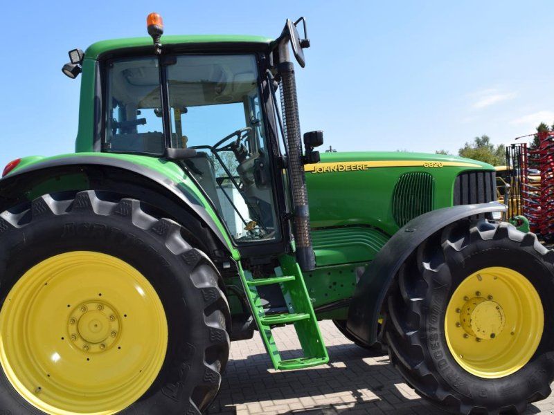John Deere 6820