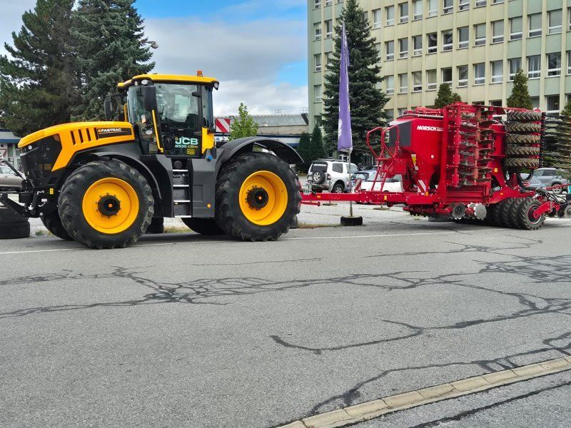 JCB FasTrac 8330