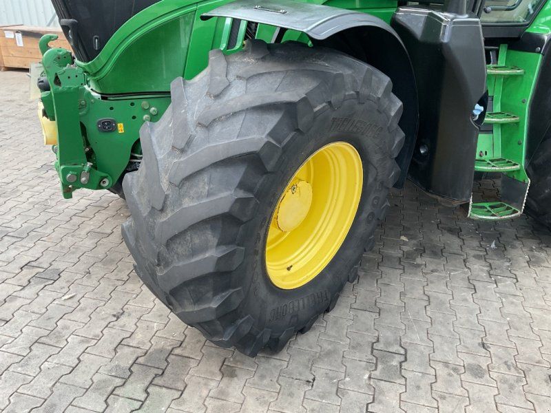 John Deere 6215R