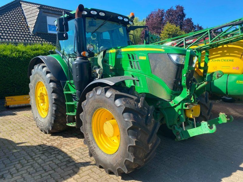 John Deere 6215R