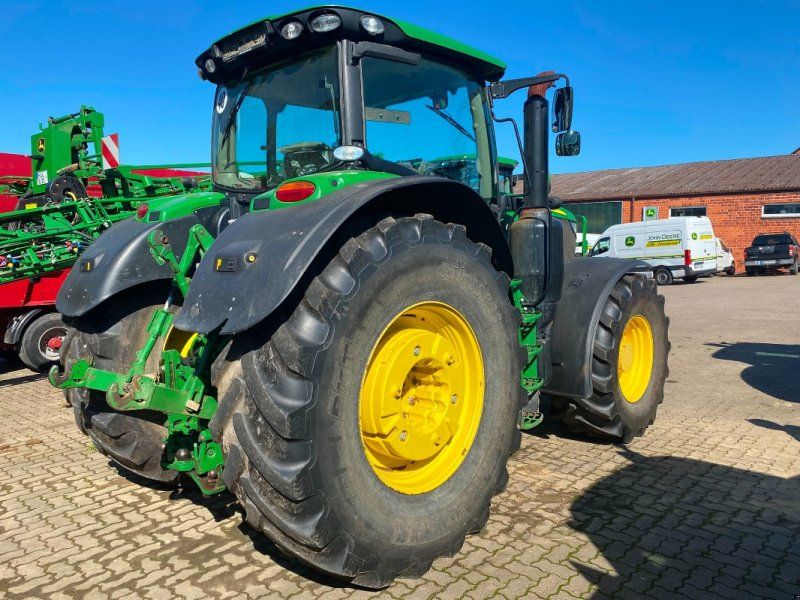John Deere 6215R