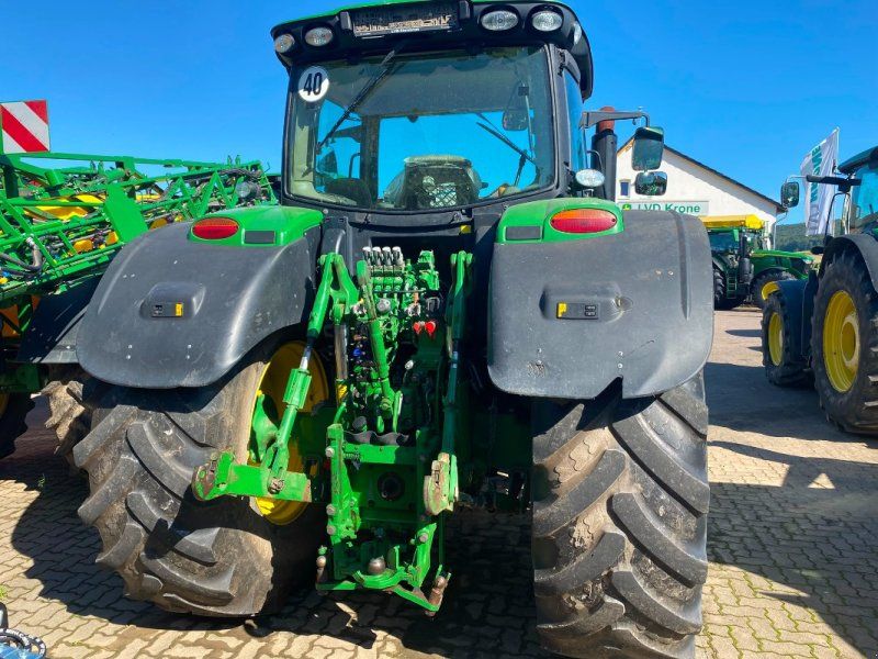 John Deere 6215R