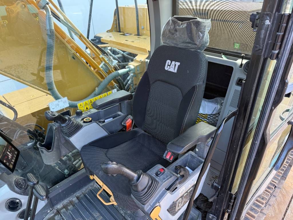 CAT 323 - Next Gen - Hammer Lines / Quick Coupler