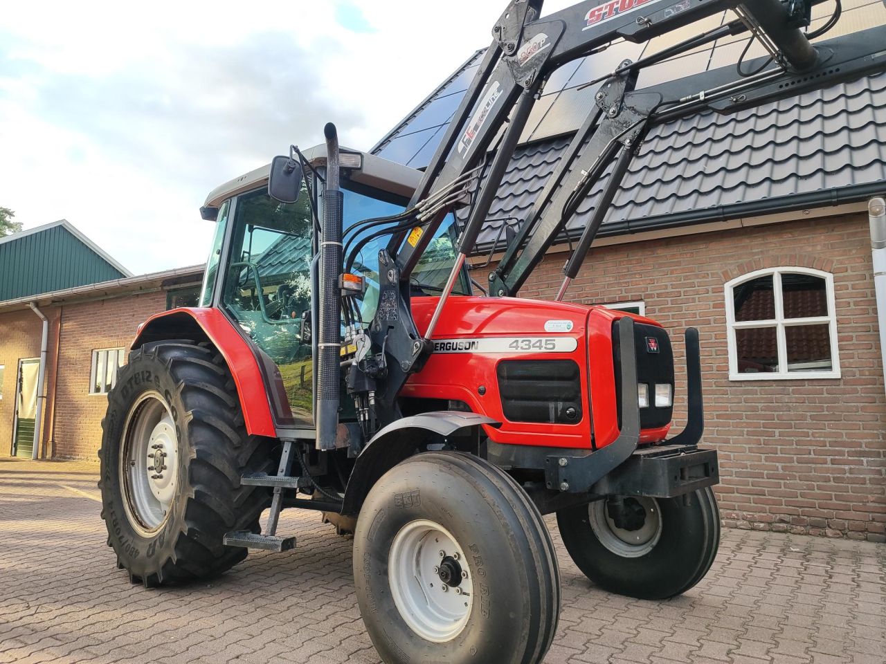 Mooie Massey Ferguson 4345 met voorlader