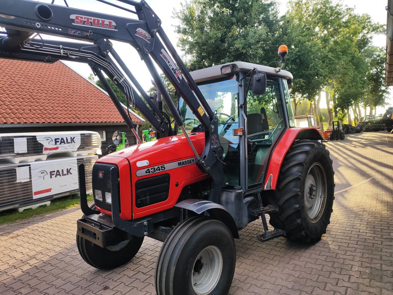 Mooie Massey Ferguson 4345 met voorlader