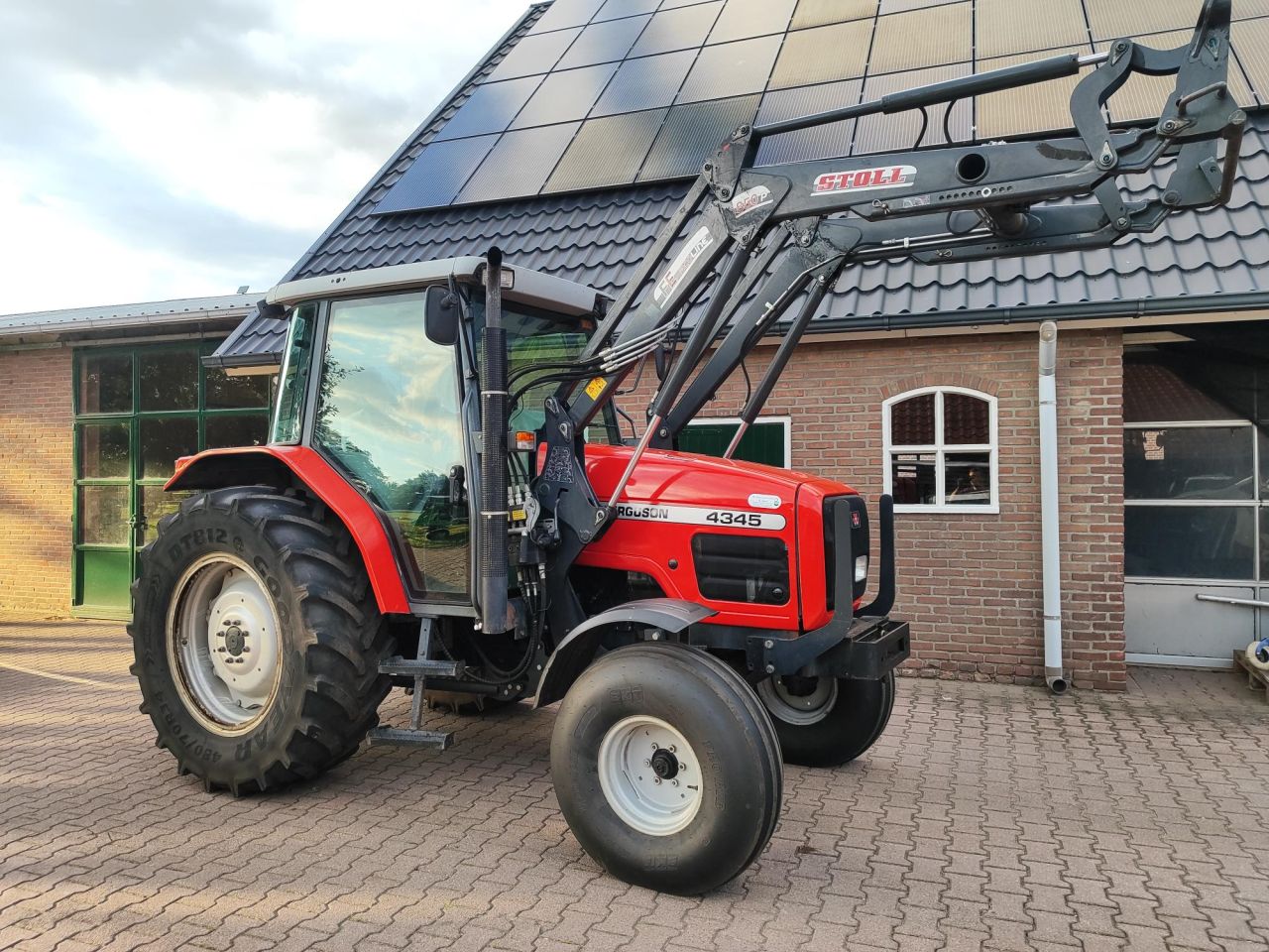 Mooie Massey Ferguson 4345 met voorlader