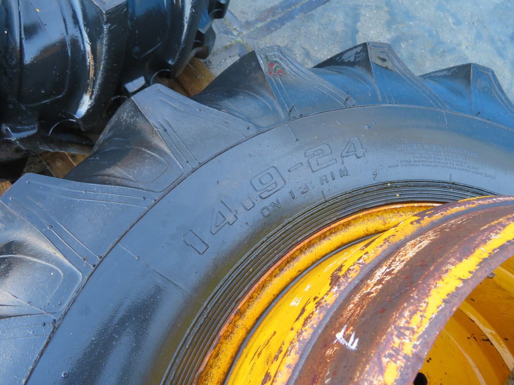 2xDUBBELLUCHT 14.9-24 DANUBIANA JCB 70%