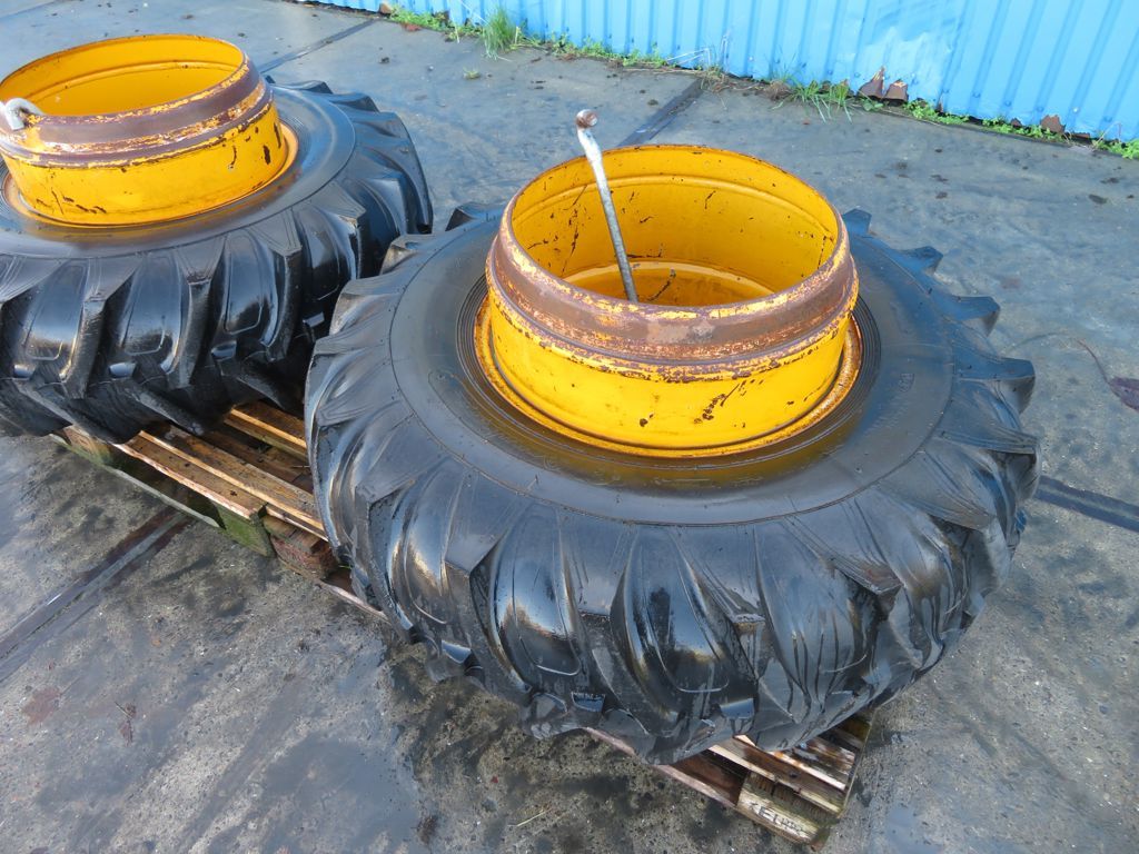 2xDUBBELLUCHT 14.9-24 DANUBIANA JCB 70%