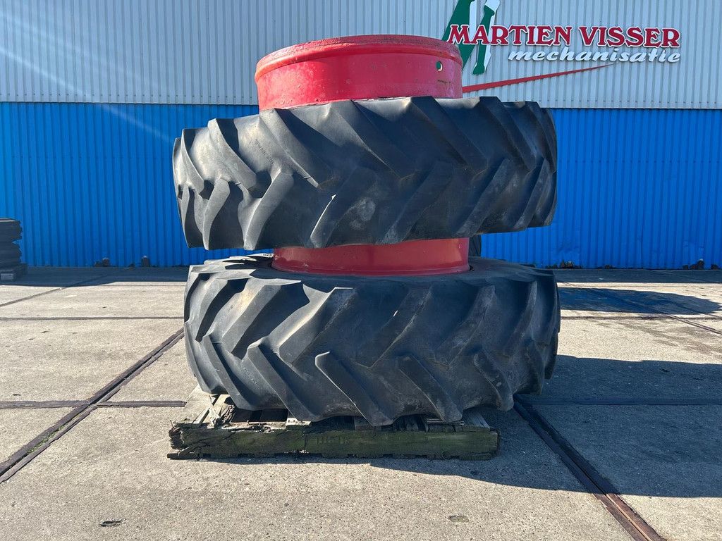 2xDubbelwiel 20.8R38+haken