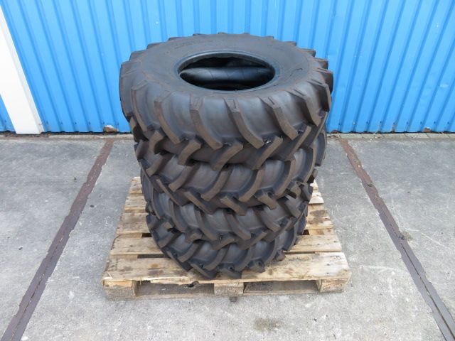 4x 10.0/75R15.3 Banden met binnenband