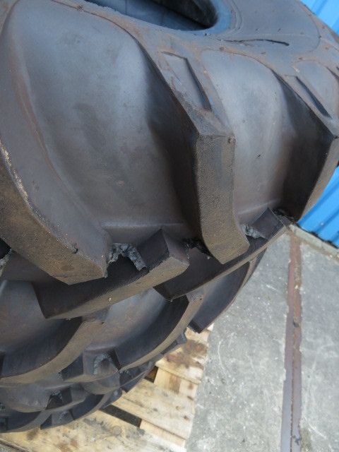 4x 10.0/75R15.3 Banden met binnenband