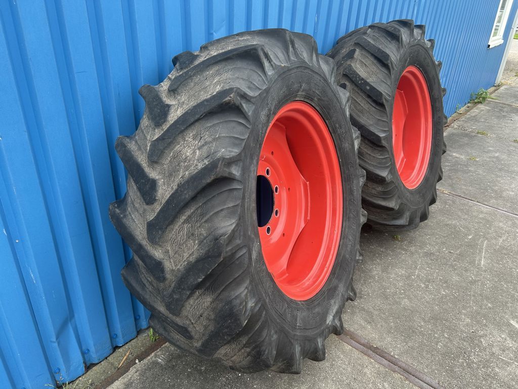 Fendt TAURUS 420/70R28 op 8 gaats velgen
