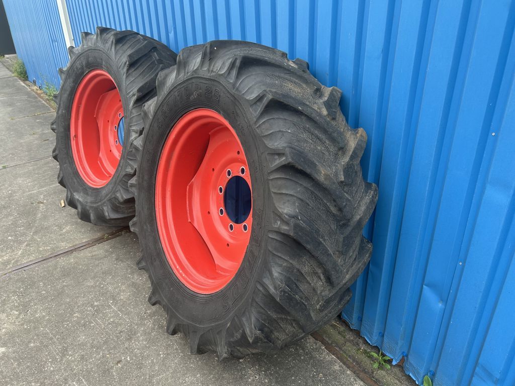 Fendt TAURUS 420/70R28 op 8 gaats velgen