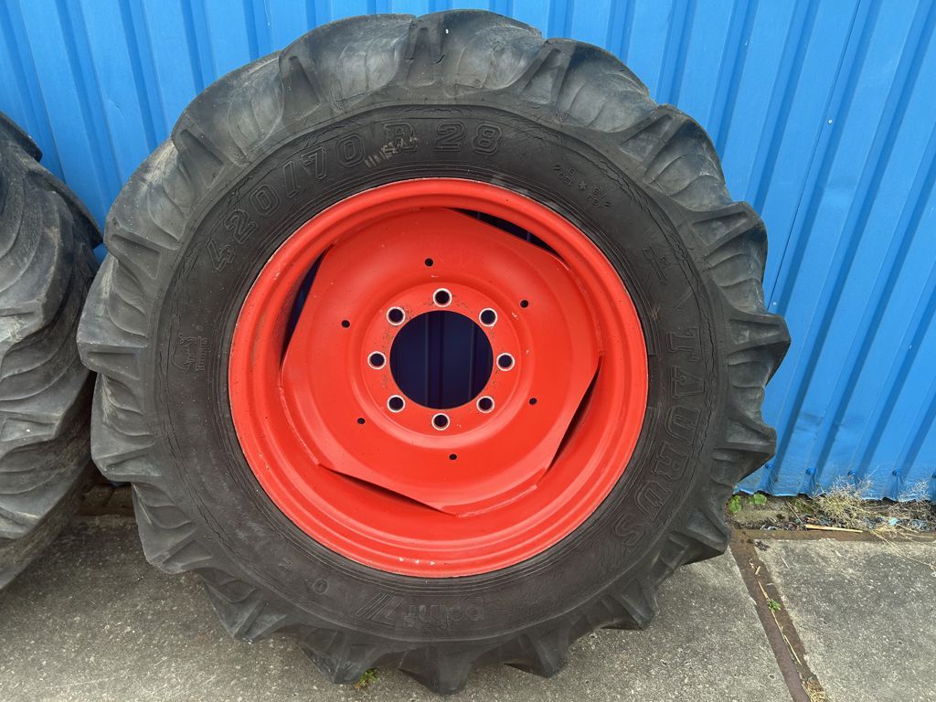 Fendt TAURUS 420/70R28 op 8 gaats velgen