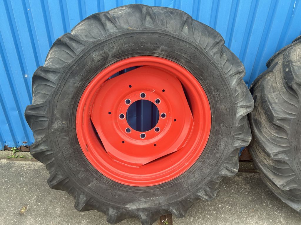 Fendt TAURUS 420/70R28 op 8 gaats velgen