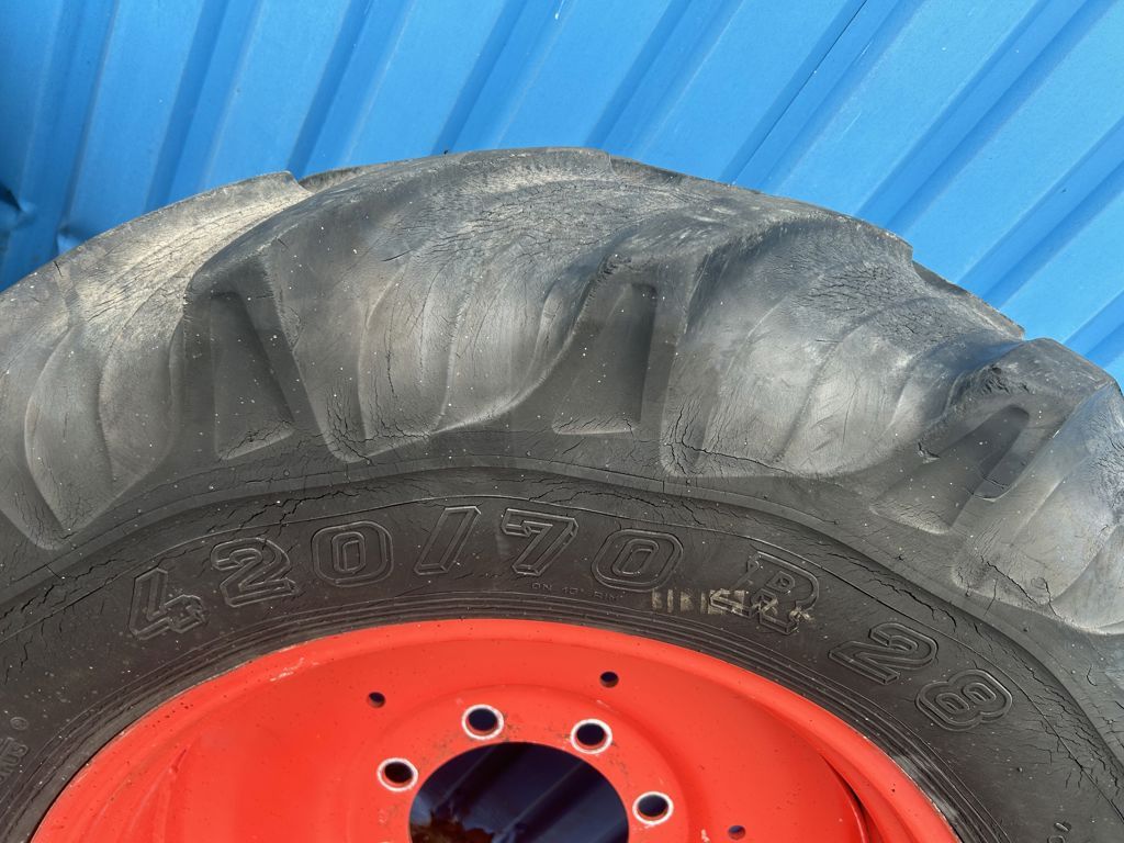 Fendt TAURUS 420/70R28 op 8 gaats velgen