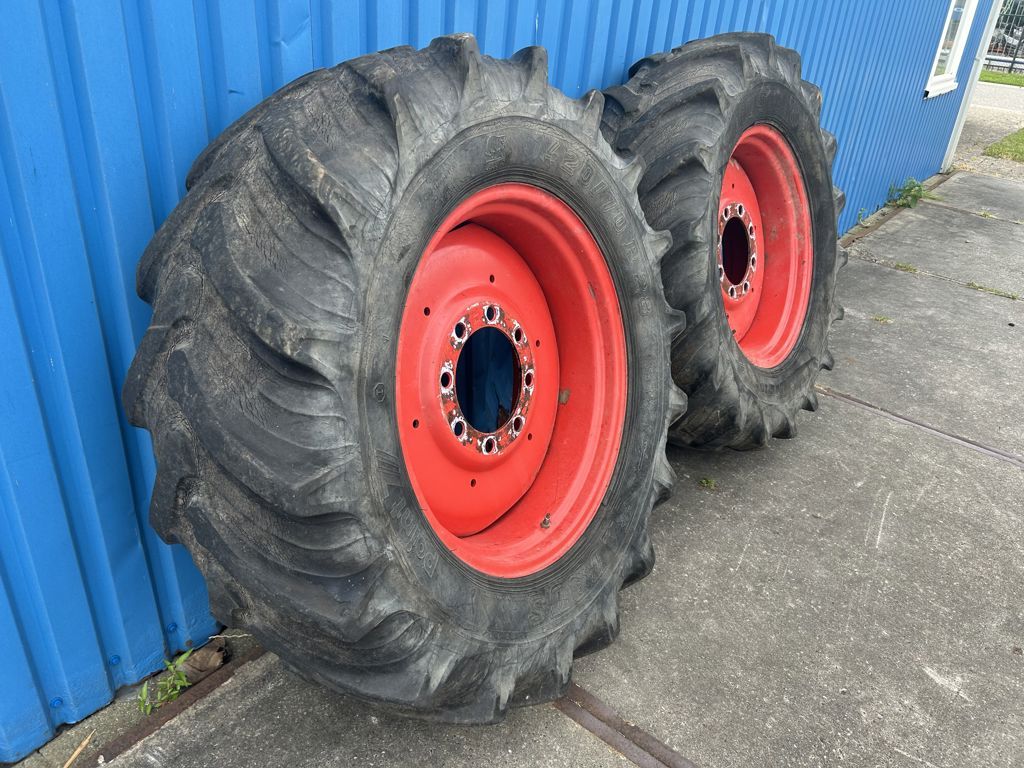 Fendt TAURUS 420/70R28 op 8 gaats velgen
