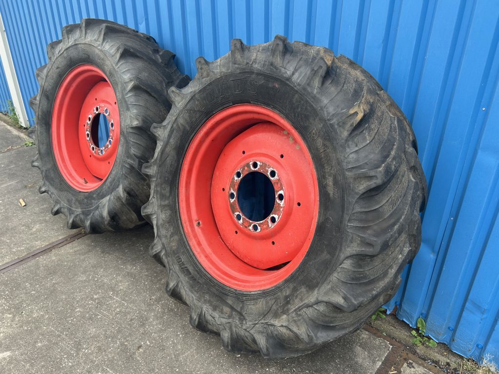 Fendt TAURUS 420/70R28 op 8 gaats velgen