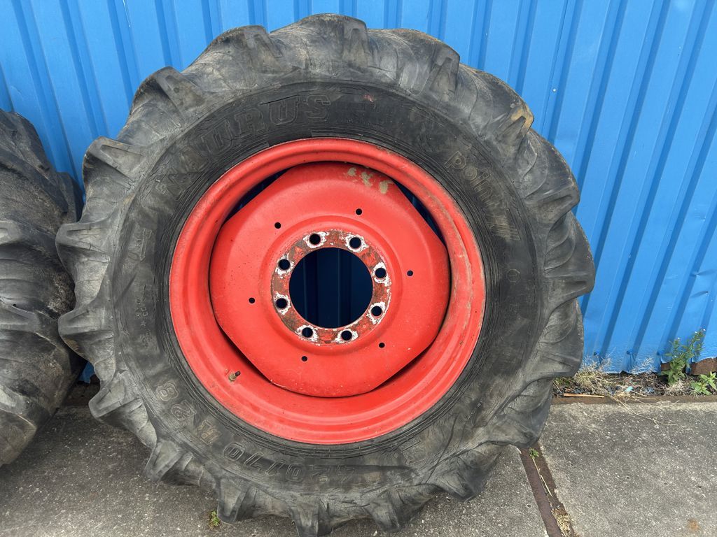 Fendt TAURUS 420/70R28 op 8 gaats velgen