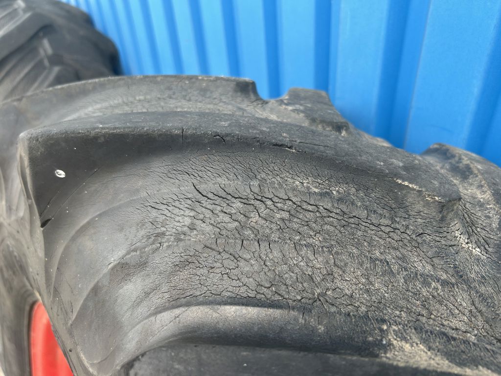Fendt TAURUS 420/70R28 op 8 gaats velgen