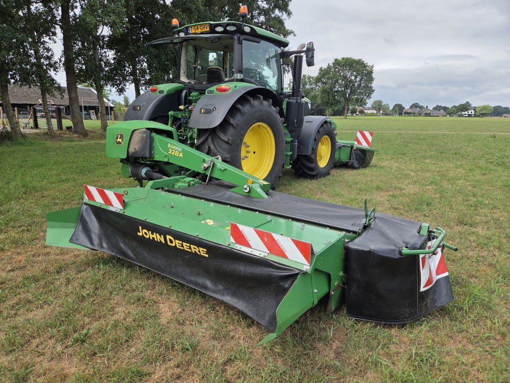 John Deere 328A achtermaaier