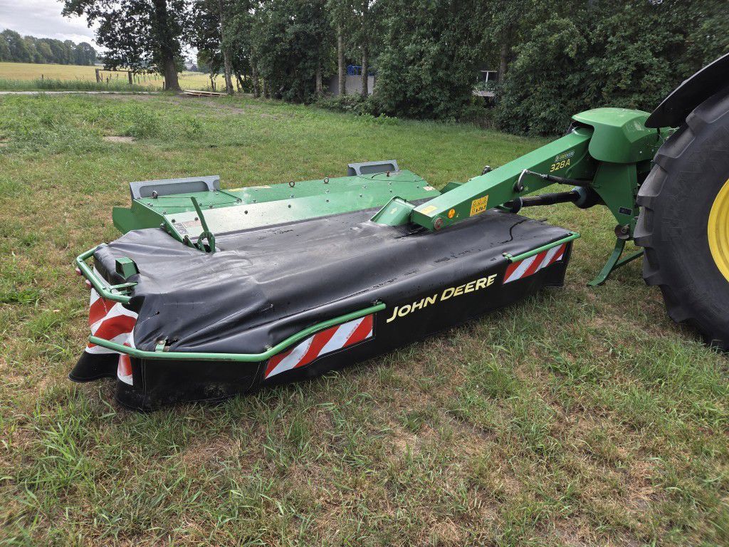 John Deere 328A achtermaaier