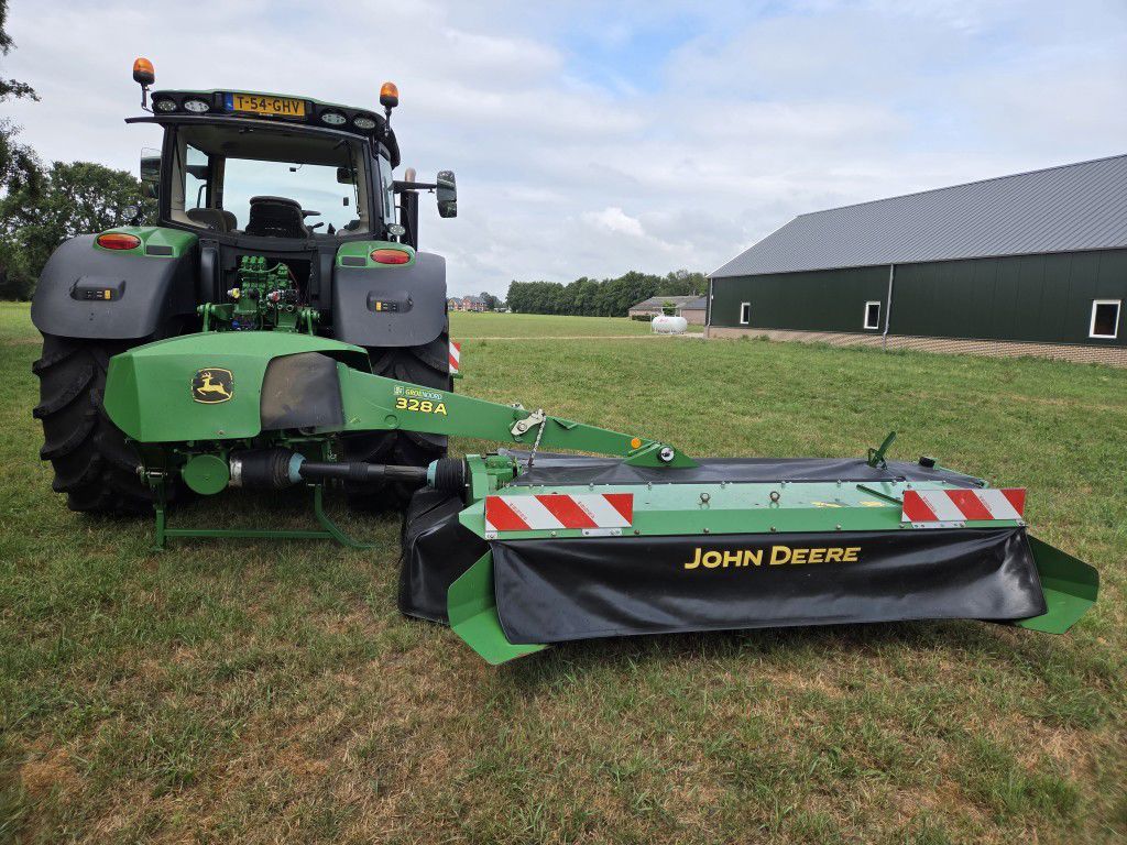 John Deere 328A achtermaaier