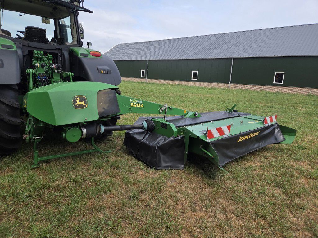 John Deere 328A achtermaaier