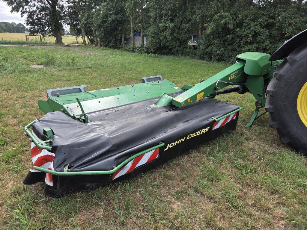 John Deere 328A achtermaaier
