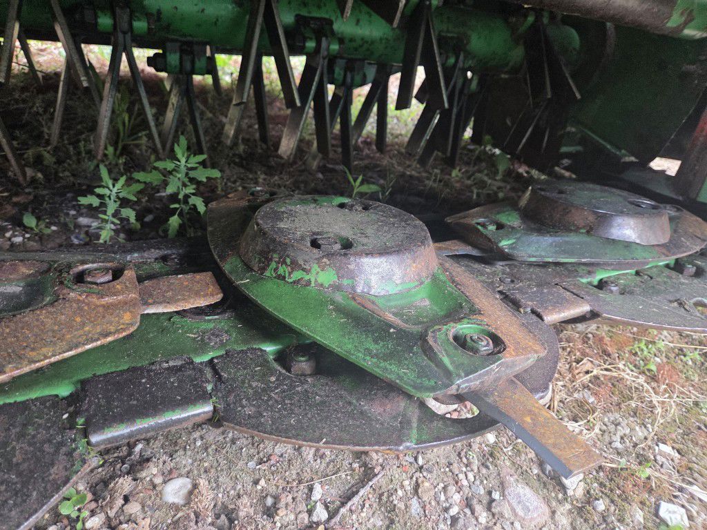 John Deere 328A achtermaaier