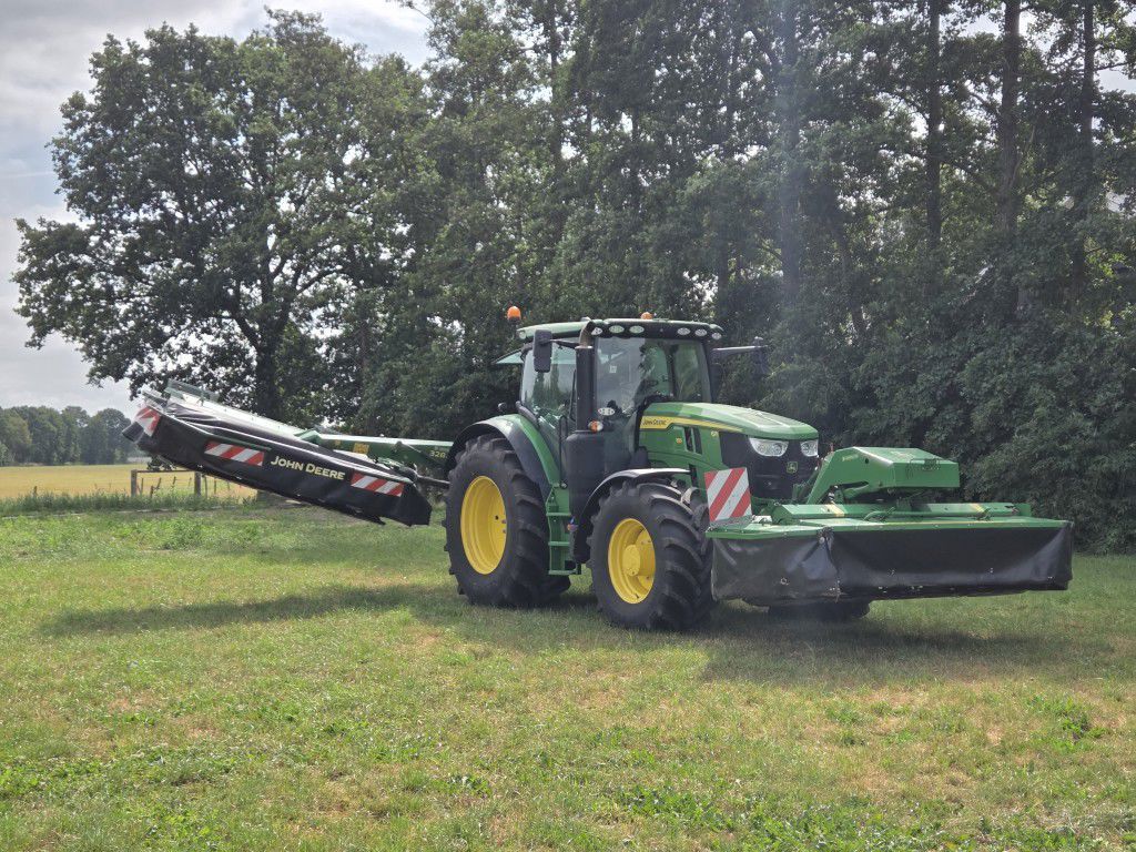 John Deere 328A achtermaaier