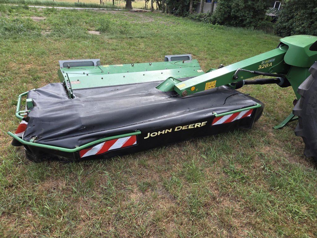 John Deere 328A achtermaaier