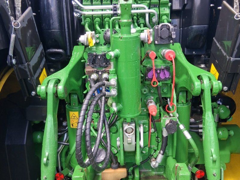 John Deere 6215R