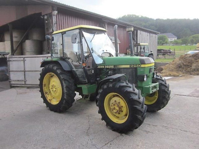 John Deere 2250