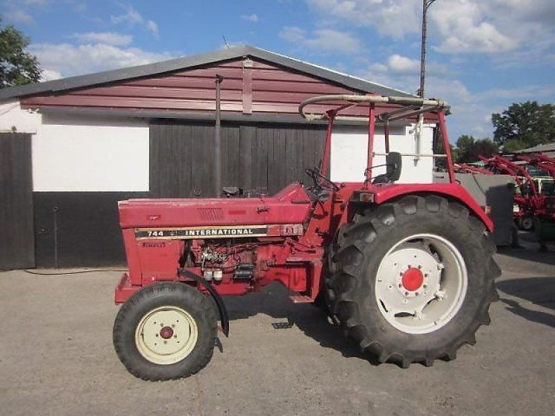 IHC 744 S  FRONTLADER LOSE DABEI