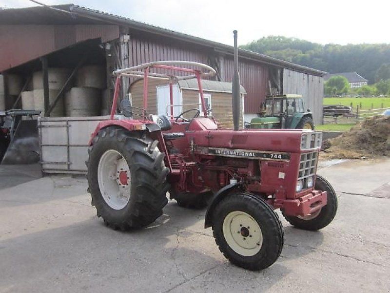 IHC 744 S  FRONTLADER LOSE DABEI
