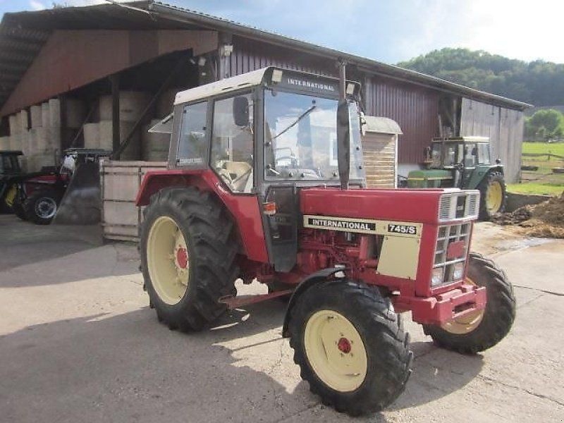 IHC 745 S