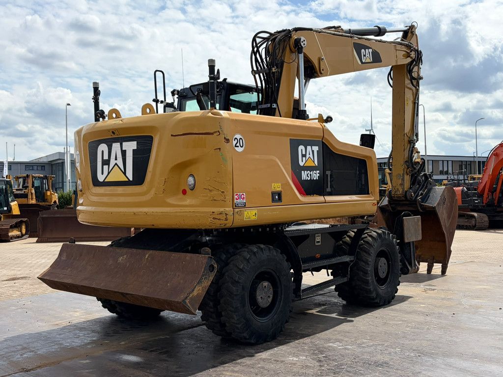 Caterpillar M316F Mobile excavator