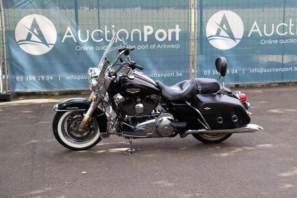 Motorcycle Harley-Davidson ROAD KING Gasoline 2016