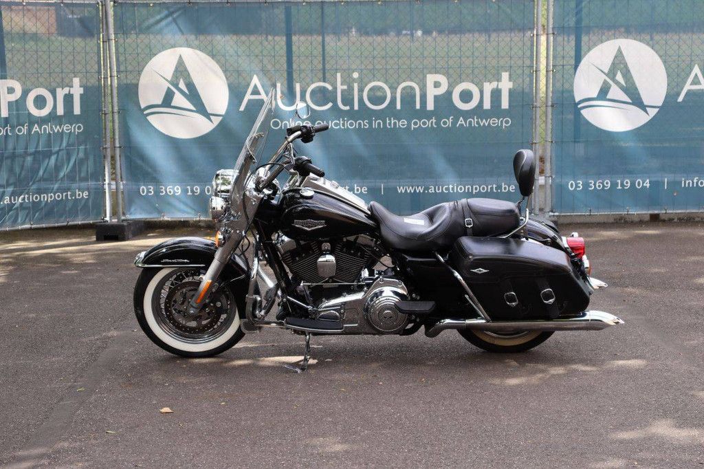 Motorcycle Harley-Davidson ROAD KING Gasoline 2016