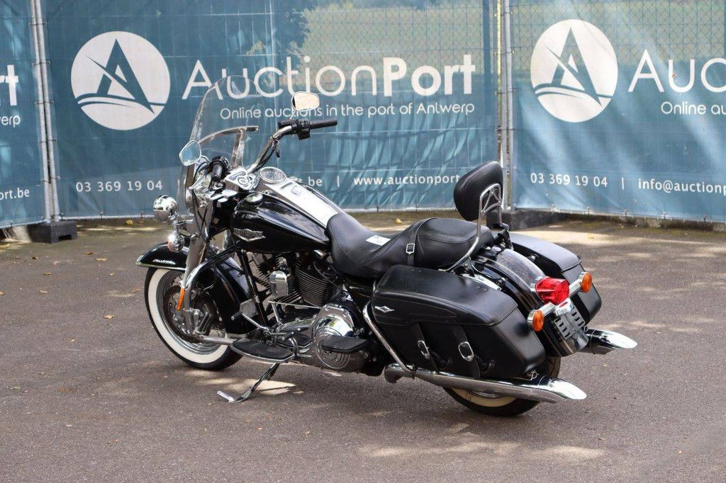 Motorcycle Harley-Davidson ROAD KING Gasoline 2016